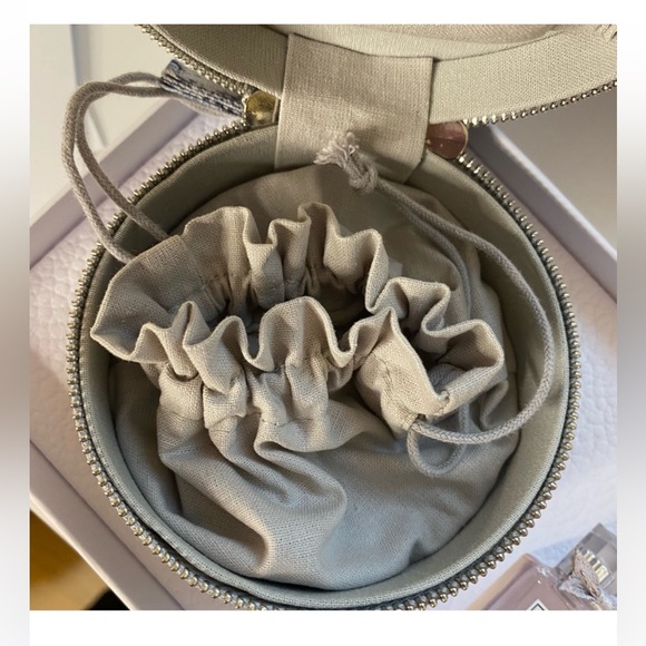 🌟 NEW BUNDLE- DIOR AROUND THE WORLD - Picture 7 of 13